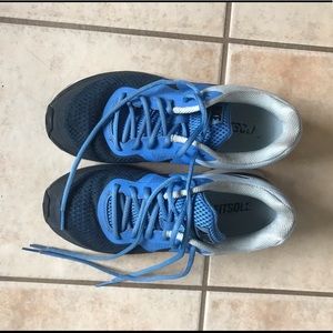 NIKE ZOOM size 8.5 (I’m a 7.5 and they are perf)